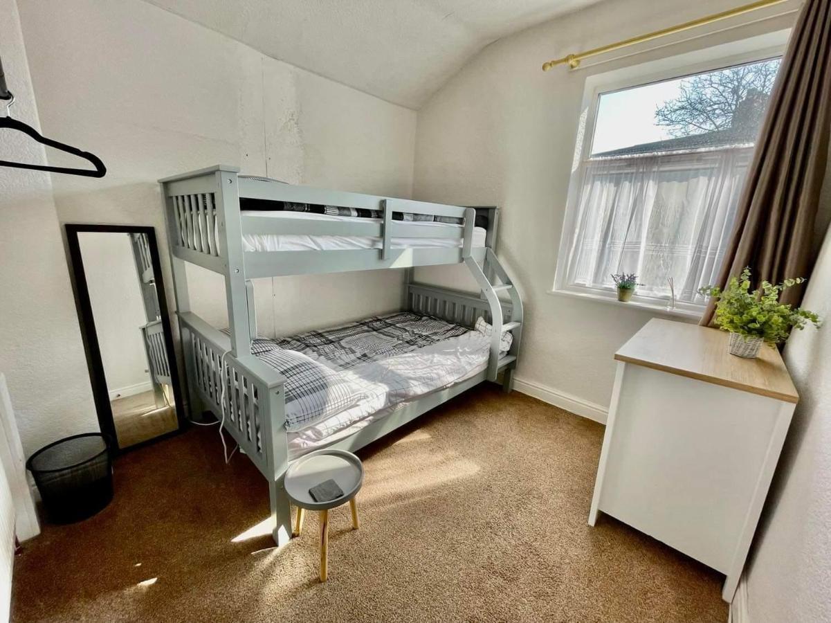 Spacious 3 Bedroom Retreat For Professionals Кингстън ъпон Хъл Екстериор снимка