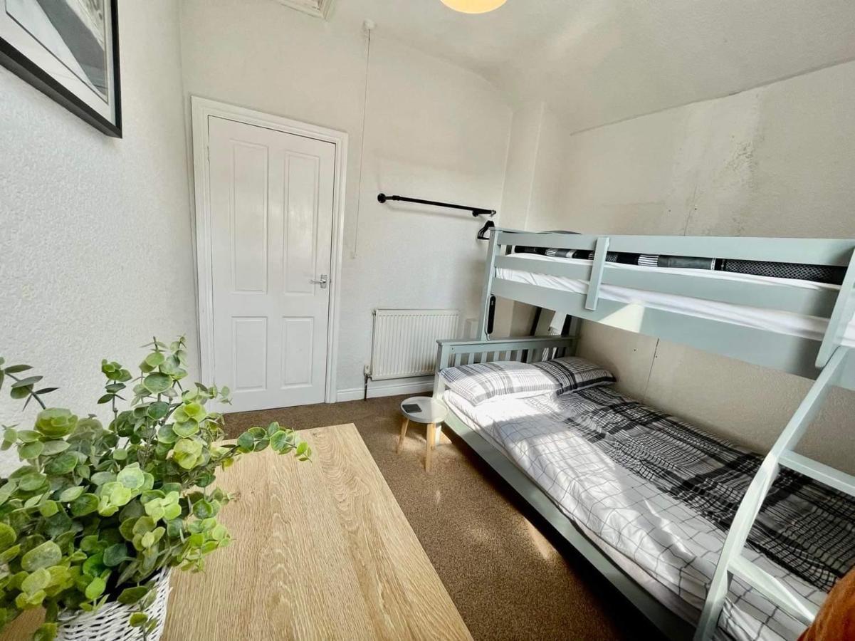 Spacious 3 Bedroom Retreat For Professionals Кингстън ъпон Хъл Екстериор снимка